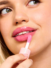 Model applying Lanolips Hyaluronic Lip Oil in Raspberry