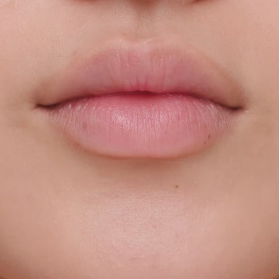 Video of model applying the Lanolips Tinted Lip Balm SPF30 in Rose. Our Tinted Lip Balm in Rose is a creamy tea-rose sheen, and provides a fresh glow to your lips.