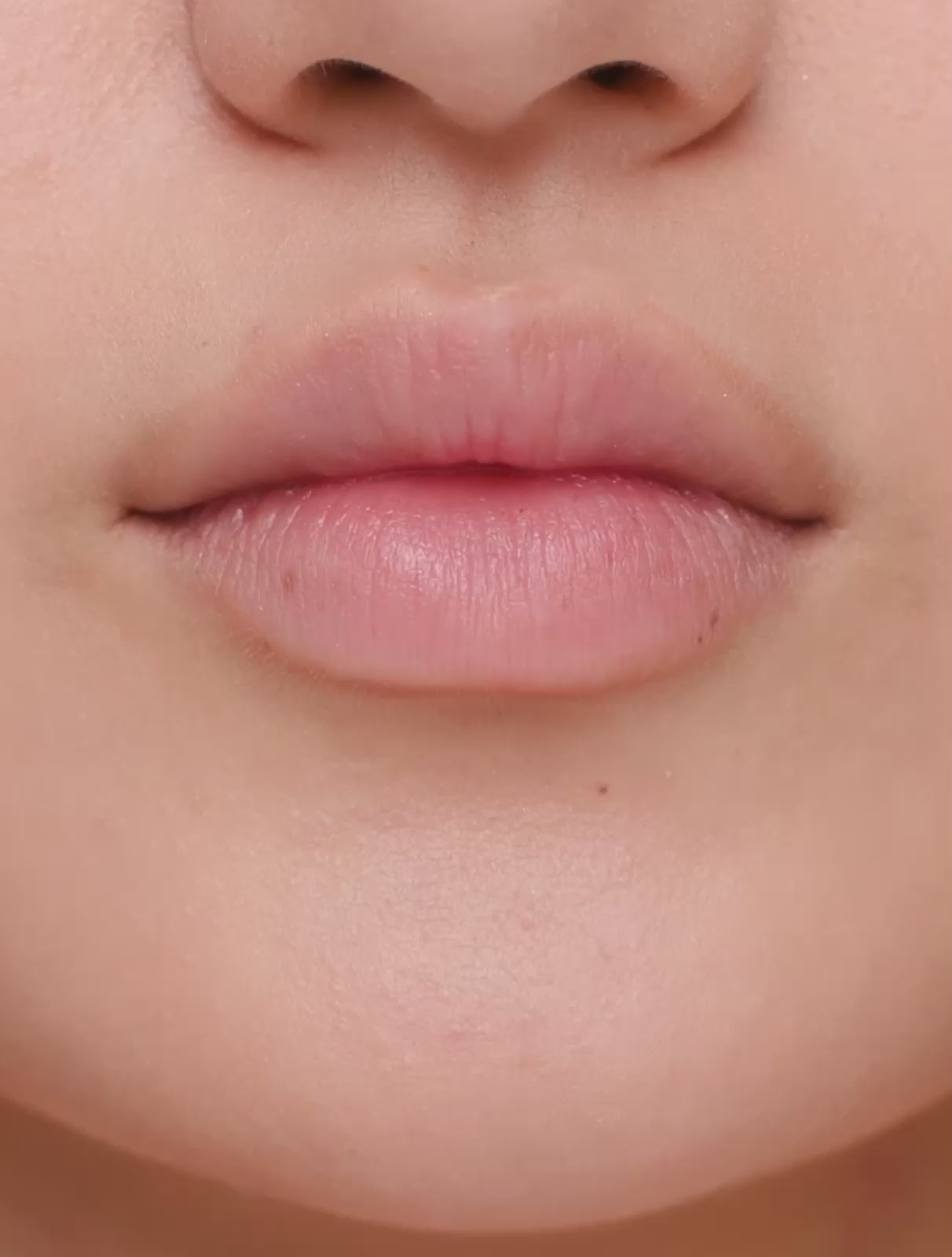 Video of model applying the Lanolips Tinted Lip Balm SPF30 in Rose. Our Tinted Lip Balm in Rose is a creamy tea-rose sheen, and provides a fresh glow to your lips.